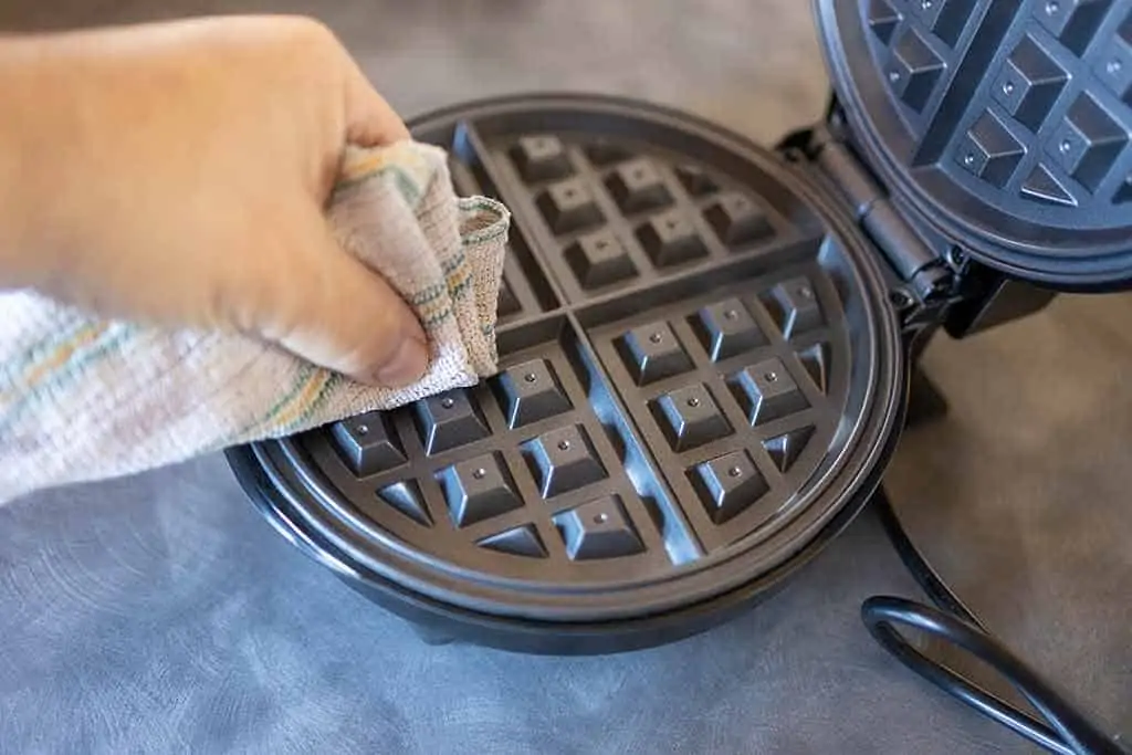 Wiping-waffle-maker-with-damp-cloth