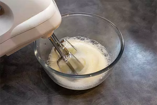 Beating-egg-whites-with-an-electric-hand-mixer