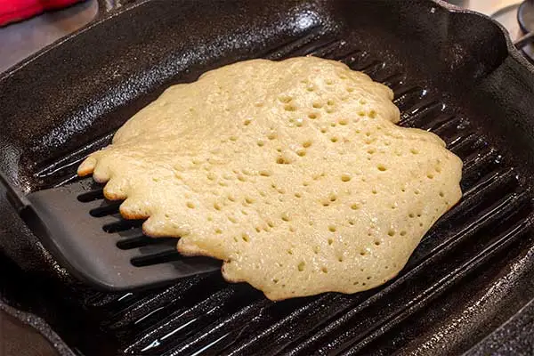 Flipping-the-grill-pan-waffle