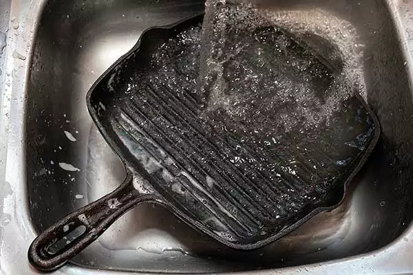 Rinsing the cast iron cookware