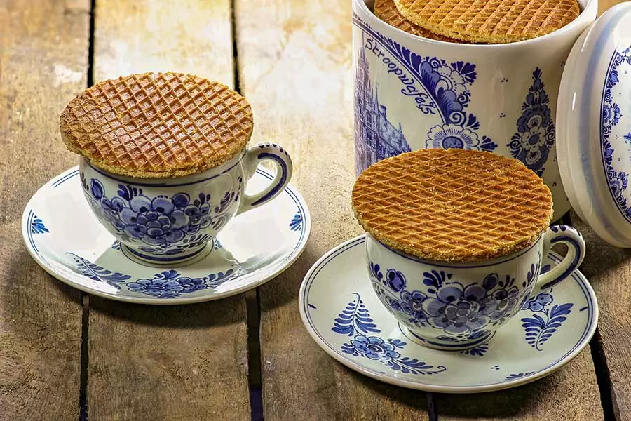 Stroopwafel-warming-over-a-teacup