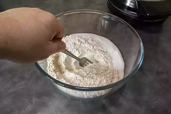 Mixing dry ingredients with a fork